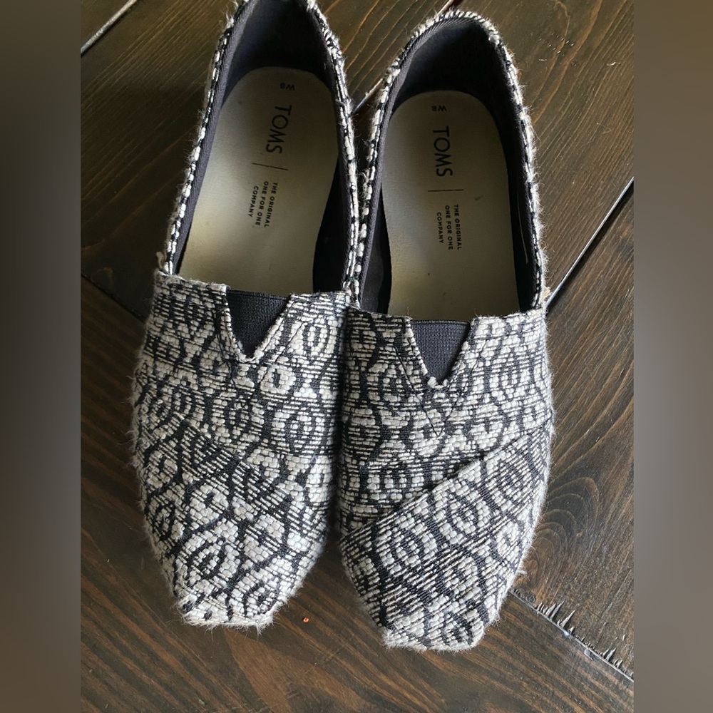 Toms Alpargata size 8 Black and Cream